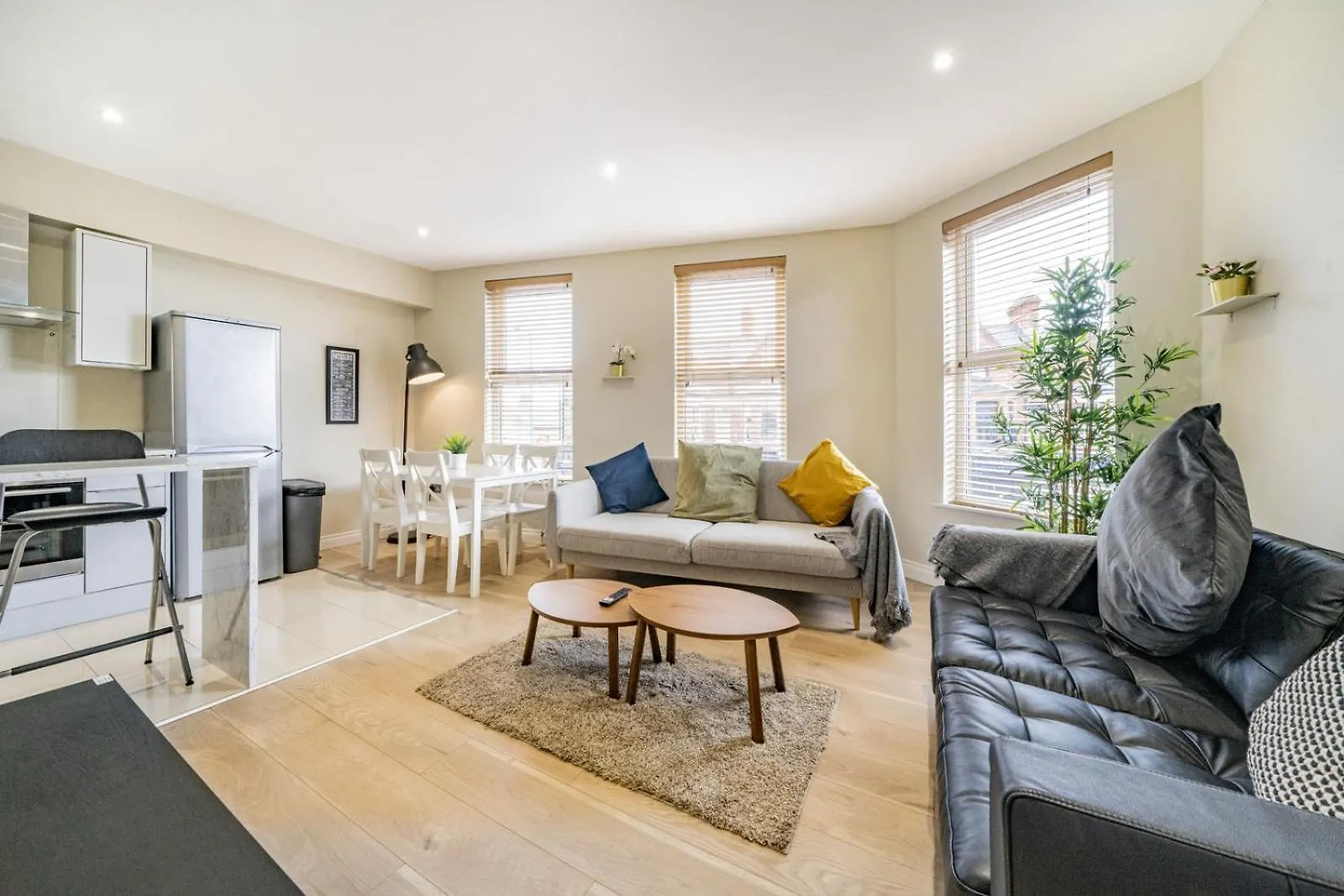 The Woodstock - 2 Bd Mod Duplex Ap - Gold Short Term Stays location